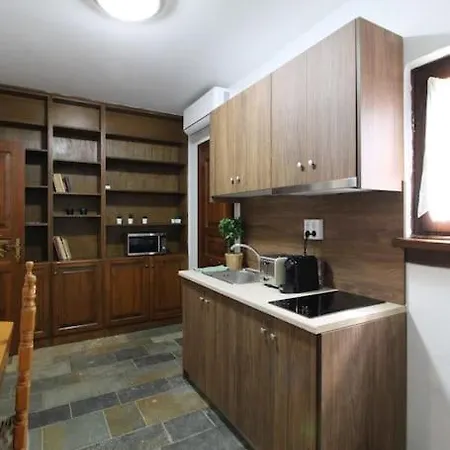Raise Traditional Getaway Apartment