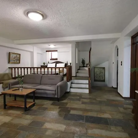 Raise Traditional Getaway Apartment