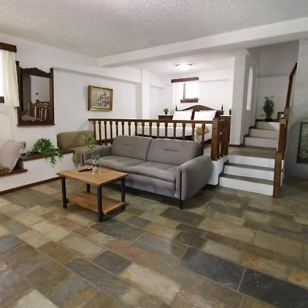 Raise Traditional Getaway Apartment