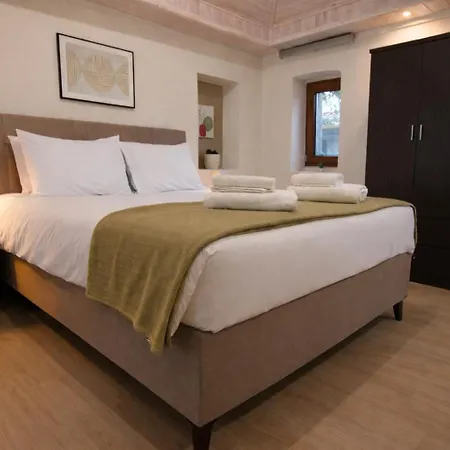Raise Traditional Getaway Polydrosos