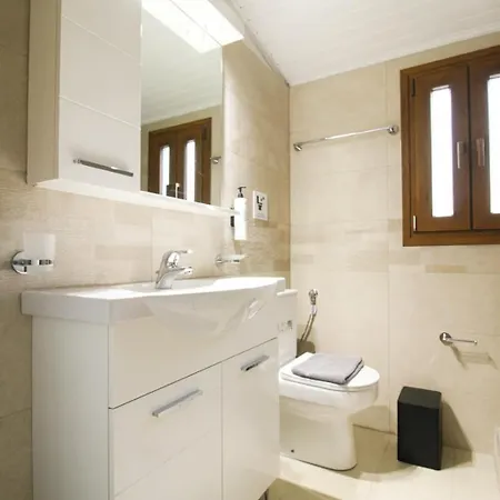 Raise Traditional Getaway * Polydrosos